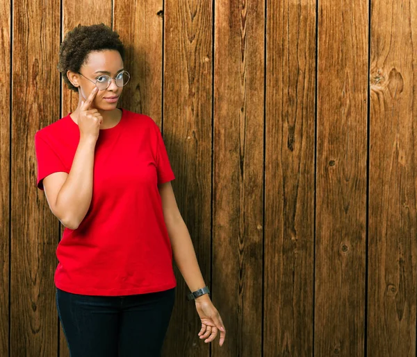 Mooie Jonge African American Vrouw Dragen Bril Geïsoleerde Achtergrond Pointing — Stockfoto