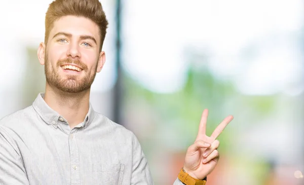 Joven Hombre Guapo Con Camisa Casual Sonriendo Con Cara Feliz — Foto de Stock