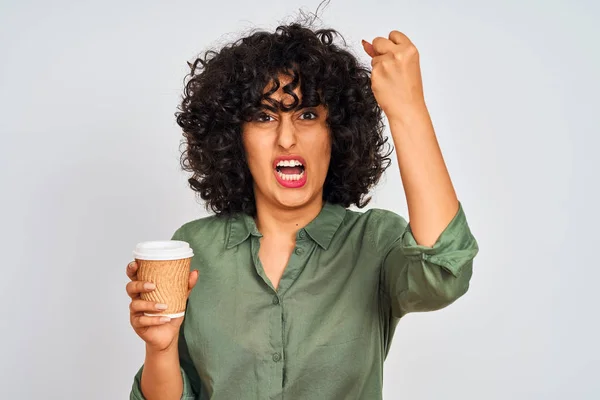 Mulher Árabe Jovem Com Cabelo Encaracolado Beber Xícara Café Sobre — Fotografia de Stock