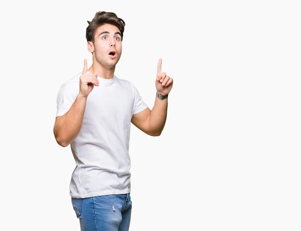 Jovem Homem Bonito Vestindo Shirt Branca Sobre Fundo Isolado Espantado — Fotografia de Stock