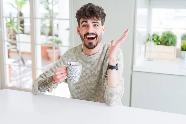 Joven Bebiendo Una Taza Café Por Mañana Muy Feliz Emocionado — Foto de Stock