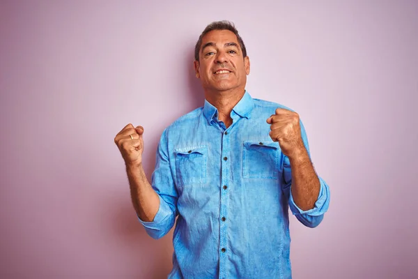 Schöner Mann Mittleren Alters Blauem Jeanshemd Vor Isoliertem Rosa Hintergrund — Stockfoto