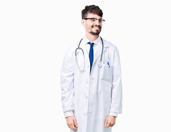 Ung Läkare Man Klädd Sjukhus Kappa Över Isolerade Bakgrunden Tittar — Stockfoto