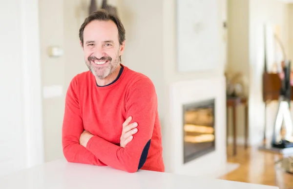 Guapo Hombre Mediana Edad Sonriendo Mirando Cámara Casa — Foto de Stock