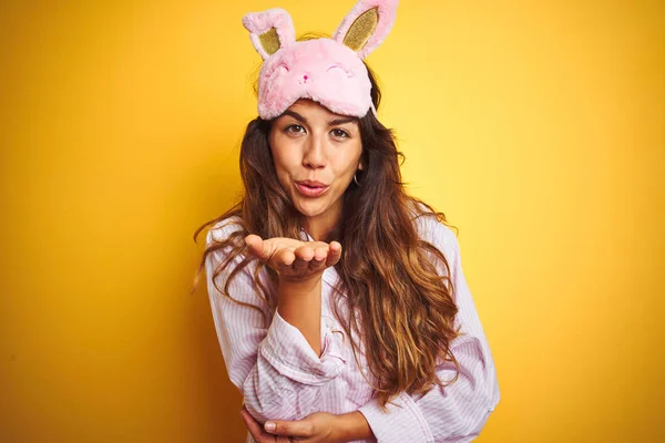 Jeune Femme Pyjama Masque Sommeil Debout Sur Fond Jaune Isolé — Photo