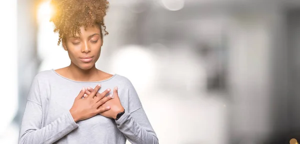 Mooie Jonge Afro Amerikaanse Vrouw Geïsoleerde Achtergrond Glimlachend Met Handen — Stockfoto