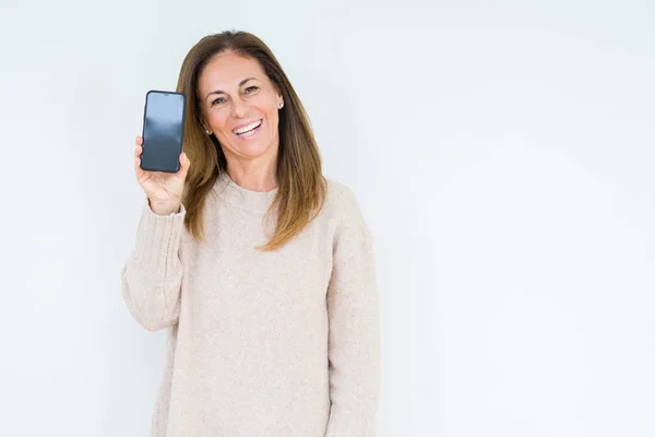 Frau Mittleren Alters Zeigt Smartphone Bildschirm Vor Isoliertem Hintergrund Mit — Stockfoto