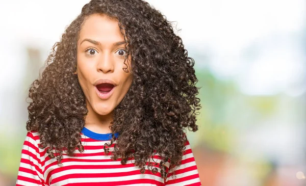 Joven Hermosa Mujer Con Pelo Rizado Con Rayas Camiseta Miedo — Foto de Stock