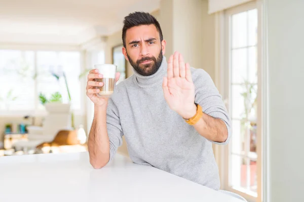 Hombre Hispano Guapo Bebiendo Una Taza Café Con Mano Abierta — Foto de Stock