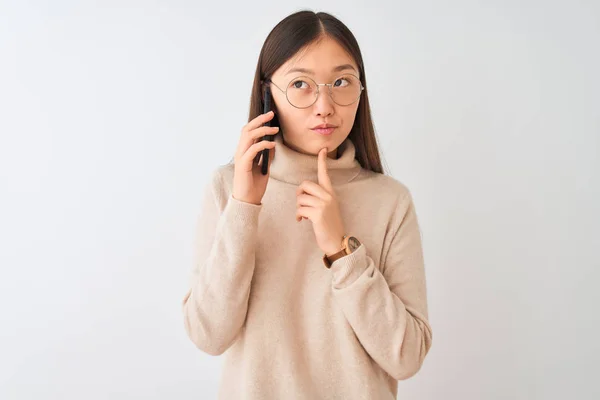 Joven Mujer China Hablando Teléfono Inteligente Sobre Fondo Blanco Aislado —  Fotos de Stock