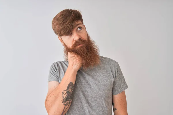 Jonge Redhead Ierse Man Dragen Shirt Staande Geïsoleerde Grijze Achtergrond — Stockfoto