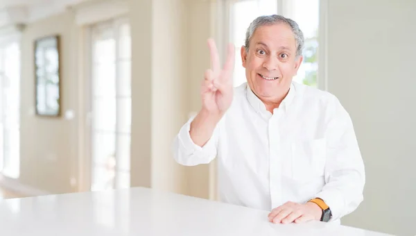 Bonito Homem Idoso Casa Sorrindo Olhando Para Câmera Mostrando Dedos — Fotografia de Stock