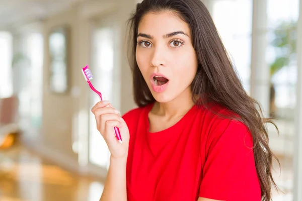 Молода Жінка Тримає Зубну Щітку Налякана Шоком Несподіваним Обличчям Боїться — стокове фото
