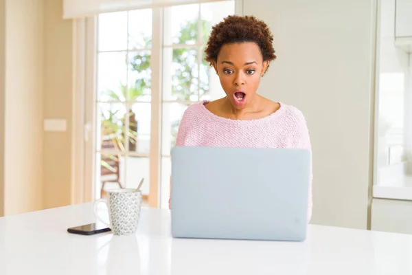 Jovem Afro Americana Trabalhando Usando Laptop Computador Com Medo Chocado — Fotografia de Stock