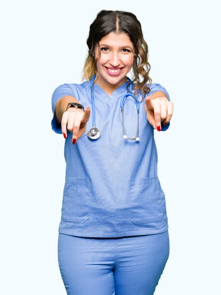 Jovem Mulher Médica Adulta Vestindo Uniforme Médico Apontando Para Você — Fotografia de Stock