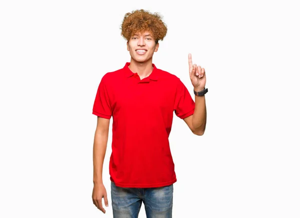 Jóképű Fiatalember Visel Piros Póló Bemutatás Mutat Ujj Első Számú — Stock Fotó