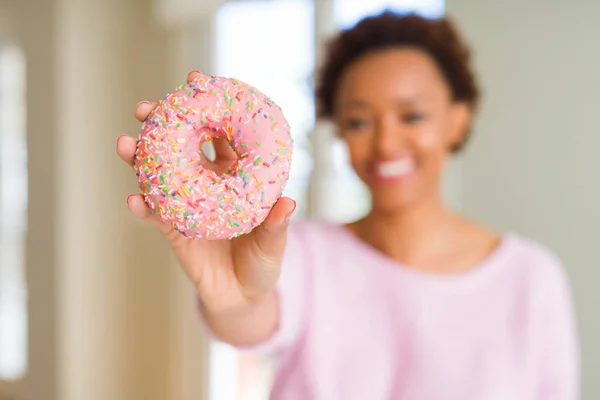 Joven Mujer Afroamericana Comiendo Rosado Azúcar Donut Con Una Cara —  Fotos de Stock