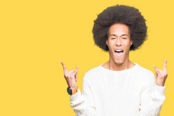 Jovem Americano Africano Com Cabelo Afro Vestindo Camisola Inverno Gritando — Fotografia de Stock