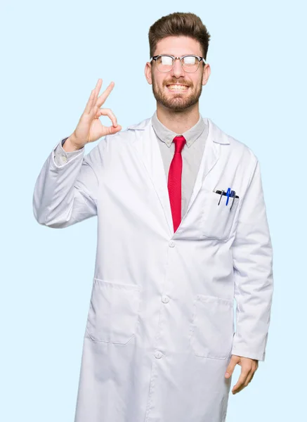 Jovem Cientista Bonito Homem Usando Óculos Sorrindo Positivo Fazendo Sinal — Fotografia de Stock