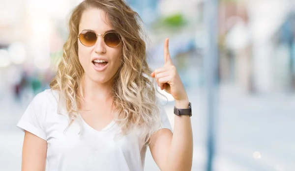 Beautiful Young Blonde Woman Wearing Sunglasses Isolated Background Pointing Finger — Stock Photo, Image