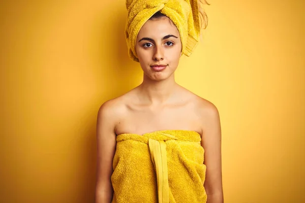 Młoda Piękna Kobieta Ubrana Ręcznik Kąpielowy Kąpieli Żółtym Białym Tle — Zdjęcie stockowe