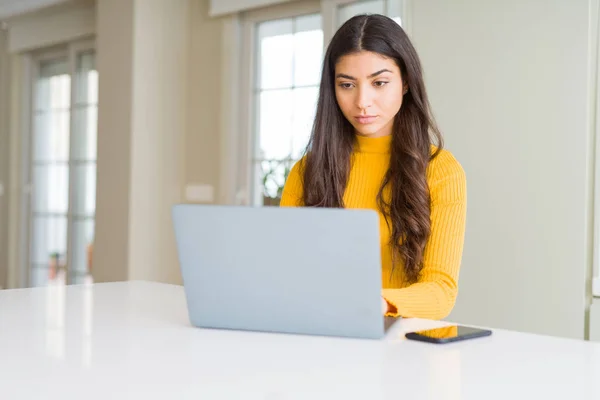 Beauitul mujer joven que trabaja con ordenador portátil concentrado — Foto de Stock