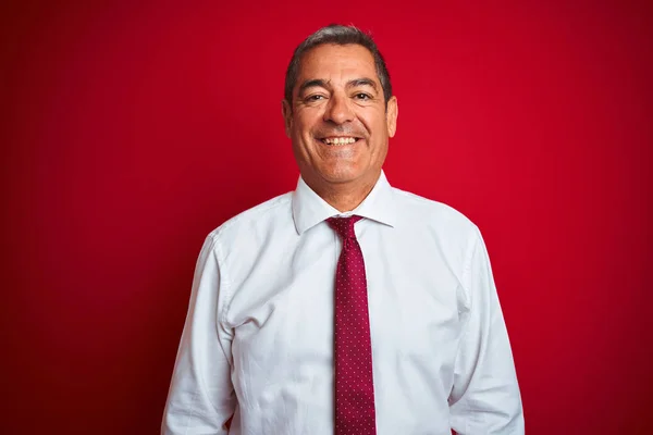 Szép Középkorú Üzletember Állva Elszigetelt Vörös Háttér Egy Boldog Hűvös — Stock Fotó