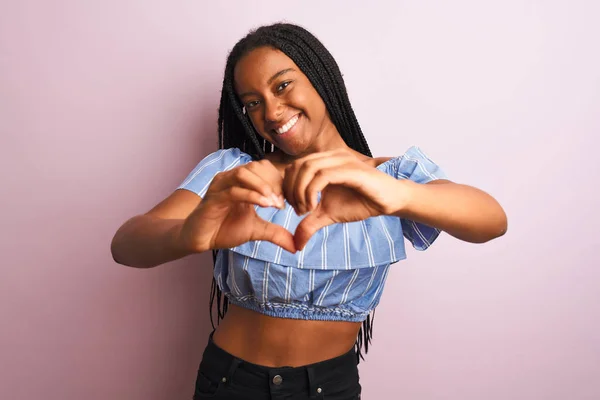 Afro Amerikaanse Vrouw Draagt Gestreepte Shirt Staan Geïsoleerde Roze Achtergrond — Stockfoto