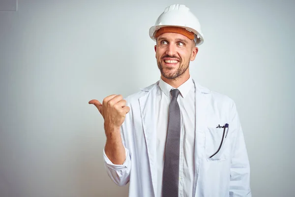 Jonge Knappe Ingenieur Man Dragen Veiligheidshelm Geïsoleerde Achtergrond Glimlachend Met — Stockfoto