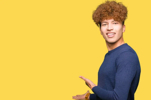 Junger Gutaussehender Mann Mit Afro Haaren Lädt Zum Betreten Lächelnd — Stockfoto