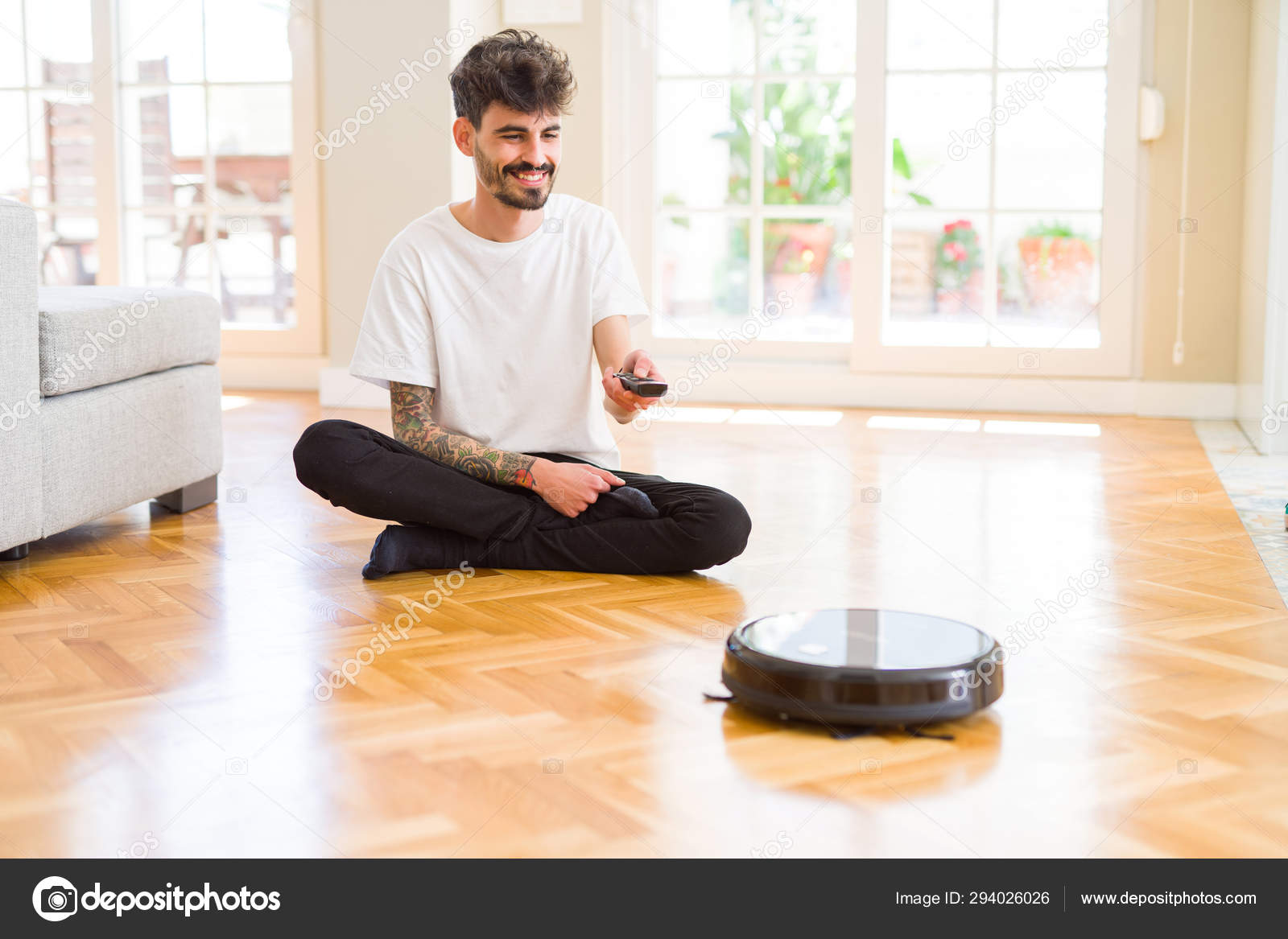 Мужчина с пылесосом. Робот пылесос уборка. Робот пылесос прикол. Тм-89. Робот пылесос каждую ночь проводит уборку задача.