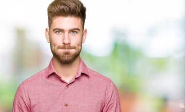 Genç yakışıklı iş casual adam komik surat ile yanakları şişirme. Ağız ile hava, deli ifade şişirilmiş.