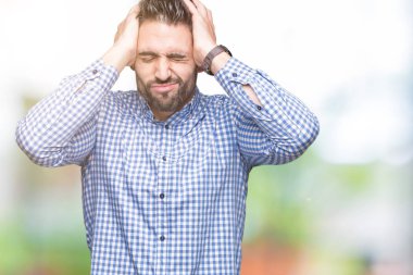 Yakışıklı delikanlı çünkü umutsuz ve stresli baş ağrısı acı izole arka plan üzerinde ağrı ve migren. Ellerini kafasına.