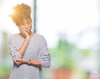 Güzel genç Afro-Amerikan kadın seyir yorgun ve bıkkın ile depresyon sorun Çapraz kollar ile izole arka plan düşünme üzerinde gözlük.
