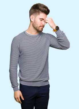 Çizgili süveter giyen genç yakışıklı adam sürtünme burun ve göz yorgunluğu ve baş ağrısı duygu yorgun. Stres ve hayal kırıklığı kavramı.