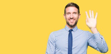 Yakışıklı iş adamı giyen kravat gösterme ve parmak dördüncü gülümseyen ise kendinden emin ve mutlu yukarı dönük.