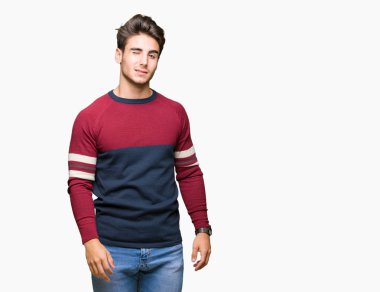 Genç yakışıklı adam seksi bir ifadeyle, neşeli ve mutlu yüzünü kameraya bakarak göz kırpıyor izole arka plan üzerinde.