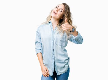 Güzel sarışın genç kadın hareketi el ile mutlu yaşasın yapıyor izole arka plan üzerinde. Başarı gösteren kameraya bakarak ifade onaylama.