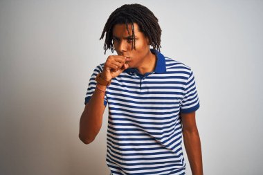 Dreadlocks çizgili mavi polo giyen Afro adam izole beyaz arka plan üzerinde ayakta rahatsız hissediyorum ve soğuk veya bronşit için belirti olarak öksürük. Sağlık kavramı.