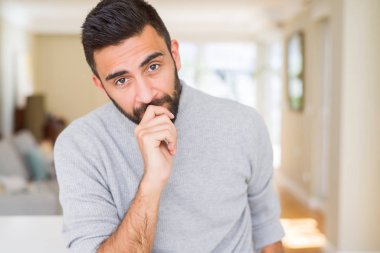 Yakışıklı adam rahat ve emin görünümlü