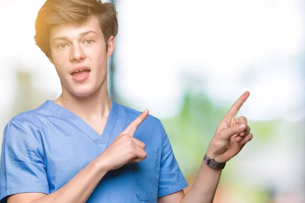 Jovem Médico Vestindo Uniforme Médico Sobre Fundo Isolado Sorrindo Olhando — Fotografia de Stock