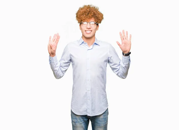 Junger Gutaussehender Geschäftsmann Mit Afro Brille Der Mit Fingern Nummer — Stockfoto