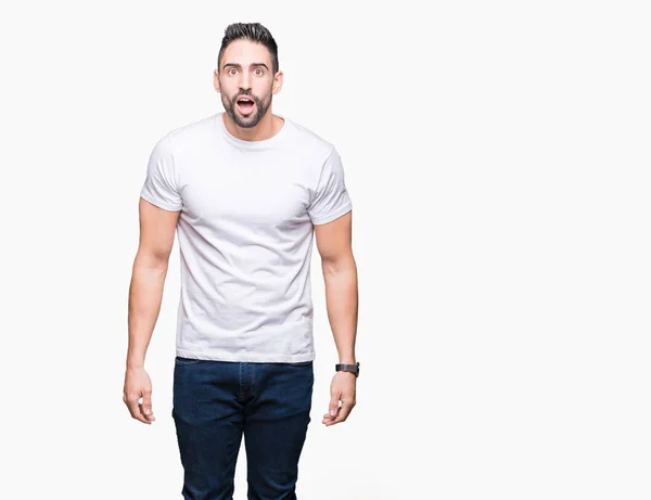 Hombre Joven Con Camiseta Blanca Casual Sobre Fondo Aislado Asustado — Foto de Stock