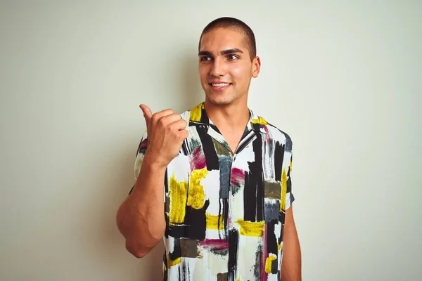Mladý Pohledný Muž Letní Košili Bílém Izolovaném Pozadí Usměvavou Tváří — Stock fotografie