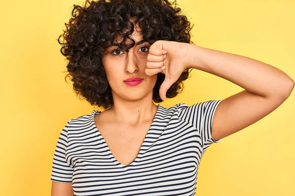 Mujer Árabe Joven Con Pelo Rizado Con Vestido Rayas Sobre —  Fotos de Stock