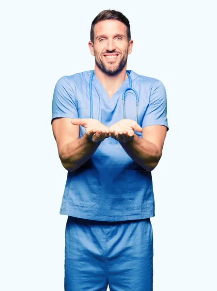 Bell Uomo Dottore Che Indossa Uniforme Medica Sfondo Isolato Sorridente — Foto Stock