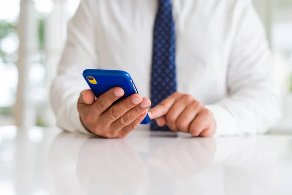 Close Van Zakelijke Man Handen Met Behulp Van Smarpthone — Stockfoto