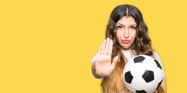 Junge Erwachsene Frau Hält Fußballball Mit Offener Hand Und Macht — Stockfoto