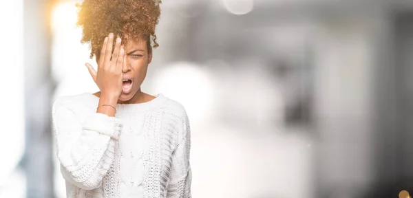 Gyönyörű Fiatal Afrikai Amerikai Fárasztó Téli Pulóver Felső Elszigetelt Yawning — Stock Fotó