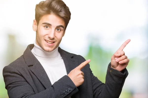 Jovem Homem Elegante Vestindo Casaco Inverno Sobre Fundo Isolado Sorrindo — Fotografia de Stock